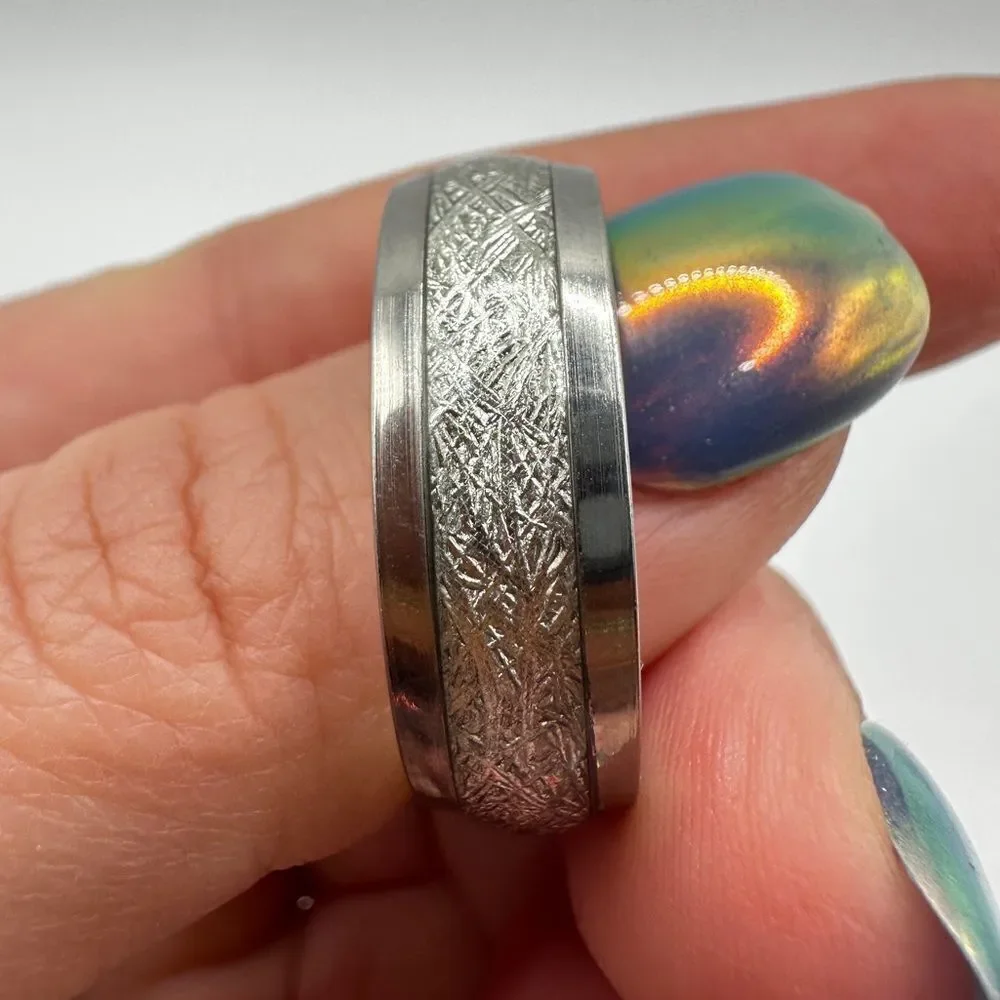 Size 13, Men's silver tone metal ring with resin/high shine‎ silver scroll work!